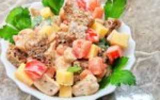 Баварский салат. Рецепт классический с колбасками, курицей, сухариками
