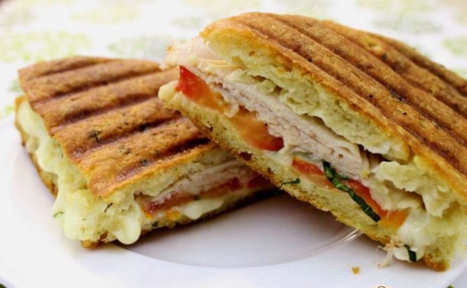 аппетитные сэндвичи с мясом на терелке, готовые к упаковке в дорогу