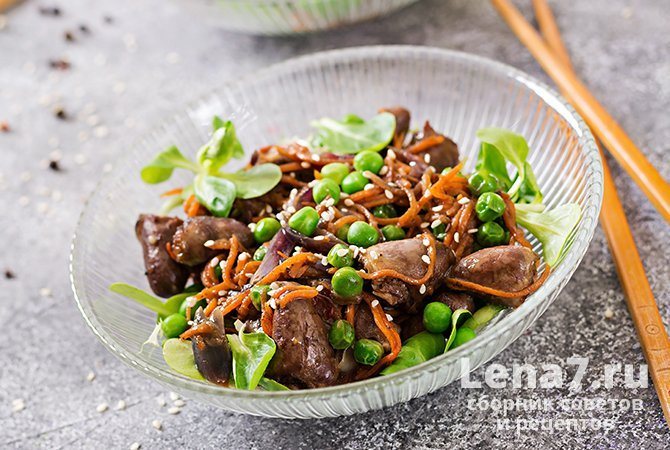 Азиатский салат с куриными сердечками, морковью и горошком