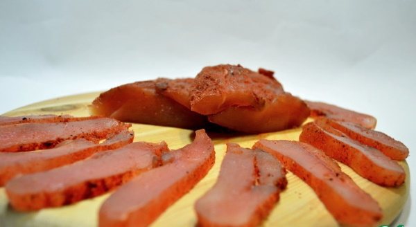 Балык из куриной грудки с коньяком, водкой, солью, соевым соусом, жидким дымом в домашних условиях