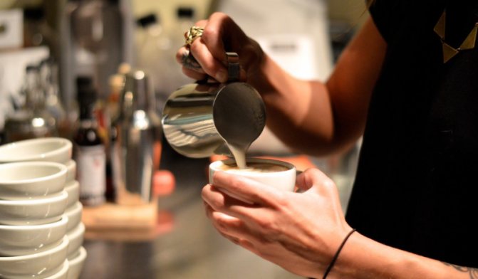 Бариста готовит кофе