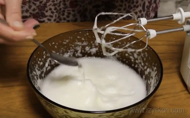 Безе для королевского торта по классическому рецепту приготовить несложно.