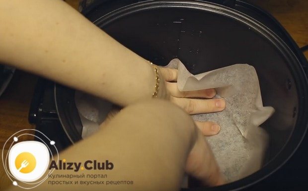 Чашу мультиварки застилаем пергаментом, чтобы ее не поцарапала фольга.