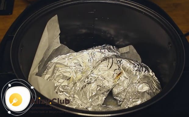 Через полчаса рыбу надо перевернуть на другую сторону.