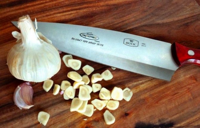 чеснок добавляет дополнительный вкус