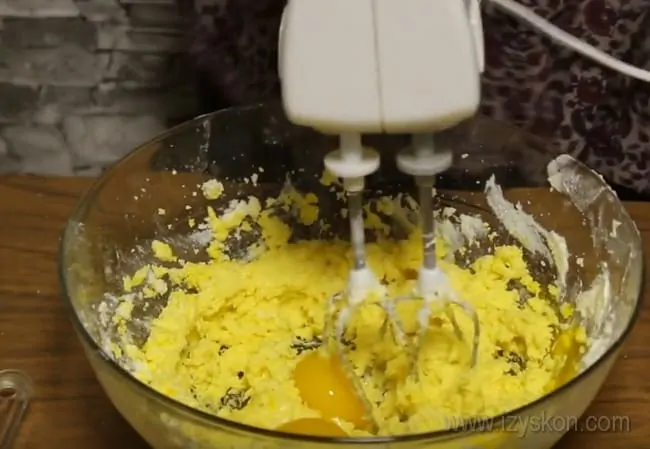 Для приготовления королевского торта с безе сначала соединяем взбитое масло с желтками.