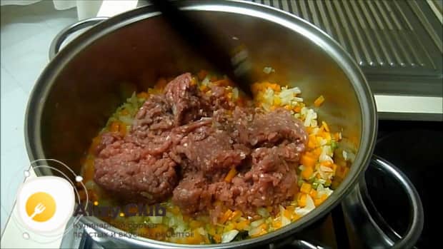 Для приготовления соуса болоньезе на зиму, добавьте фарш