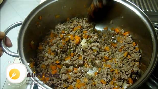 Для приготовления соуса болоньезе на зиму, добавьте вино