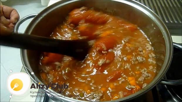 Для приготовления соуса болоньезе на зиму, добавьте жидкость