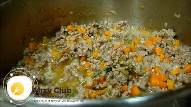 Для приготовления соуса болоньезе на зиму, обжарьте ингредиенты