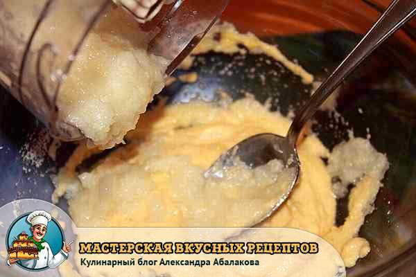 добавить измельченный лук в манную крупу с яйцом