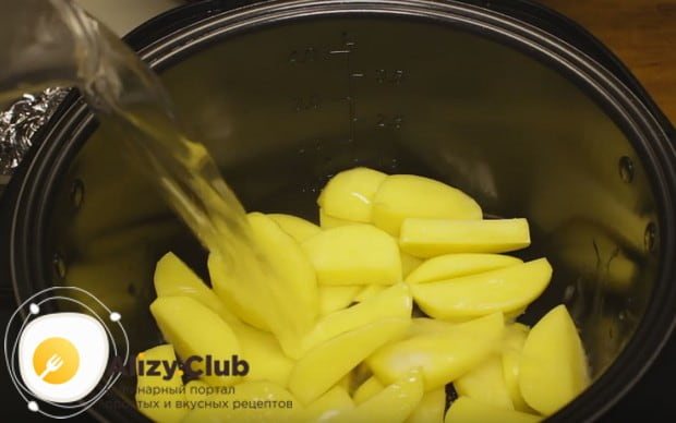 Добавляем к картошке соль и заливаем ее водой.