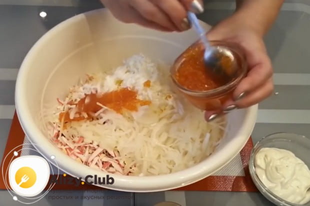 Добавляем ко всем компонентам половину приготовленной икры.