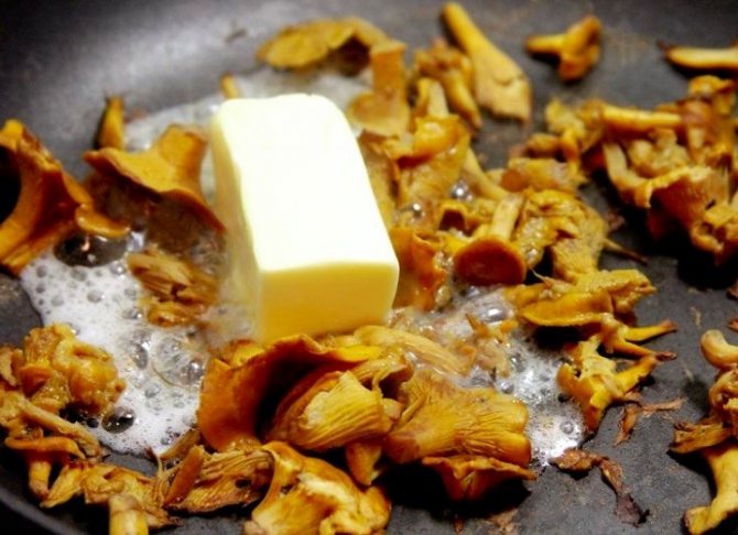 добавьте грибы в сухую неглубокую сковороду