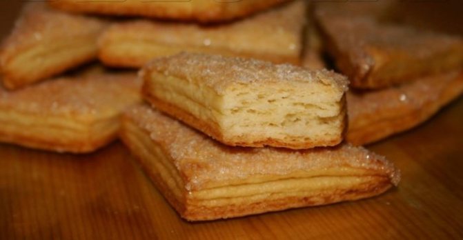 домашнее вкусное бисквитное печенье с сахаром на столе