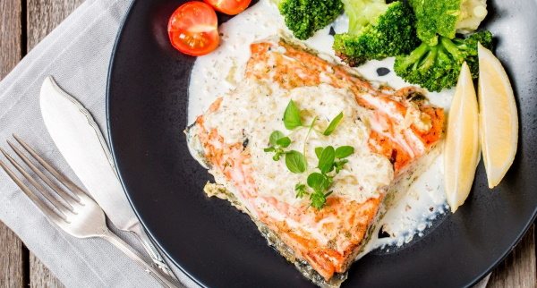 Форель в сливочном соусе на сковороде. Рецепт с фото