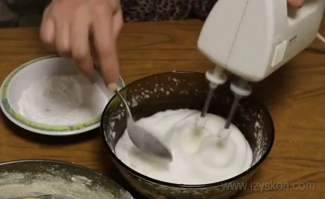 Главное - тщательно взбить белки, чтобы безе для королевского торта было удачным.