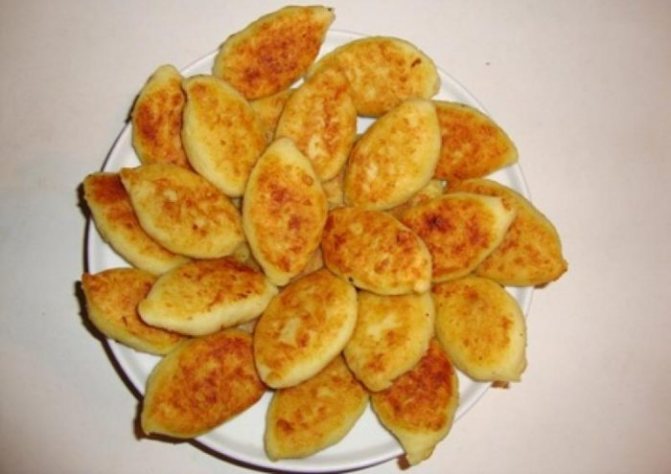горка из ароматных жареных пирожков с картошкой в дорогу