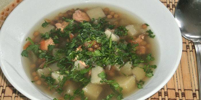 Горячее блюдо из чечевицы с картофелем и зеленью