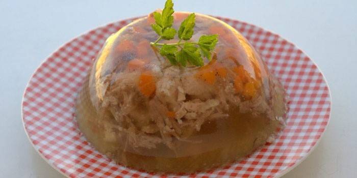 Готовое куриное заливное с желатином на тарелке