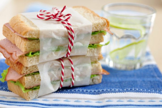 готовые бутерброды на столе, перевязаны нитью