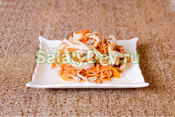 Хе из кальмаров с луком по-корейски