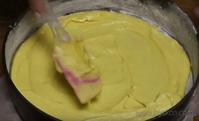 'Хорошо разровняйте тесто по дну формы, чтобы коржи для торта