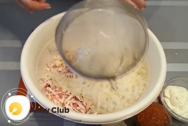 Избавившись от маринада и отжав из лука лишнюю жидкость, перекладываем его в салат.