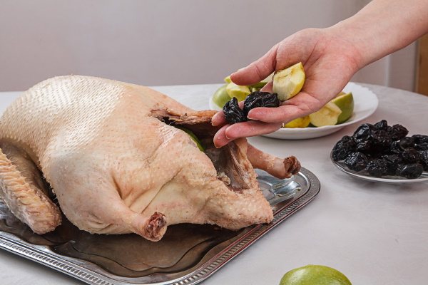 Как приготовить гуся целиком в духовке в фольге, рукаве, на мангале, чтобы мясо было мягким, сочным