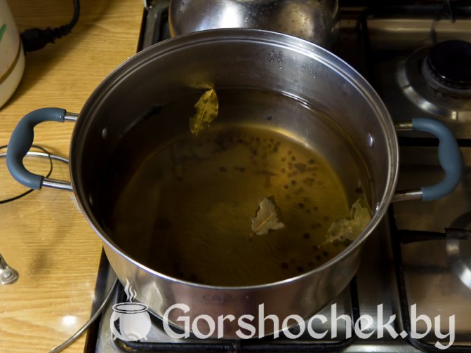 Как засолить селёдку в домашних условиях берем воду, засыпаем в неё все специи и варим рассол