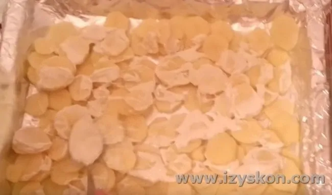 Картошку смазываем сметаной.