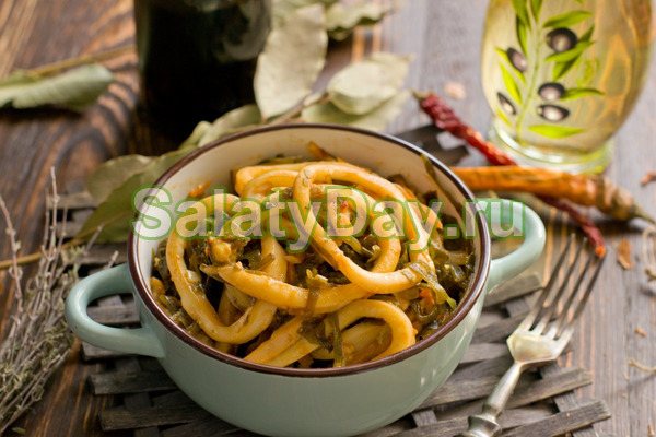 Классические кальмары по-корейски с морской капустой