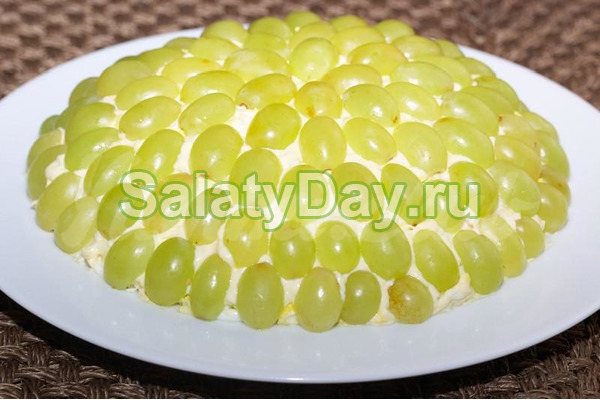 Классический рецепт салата Тиффани с виноградом, курицей и грецкими орехами