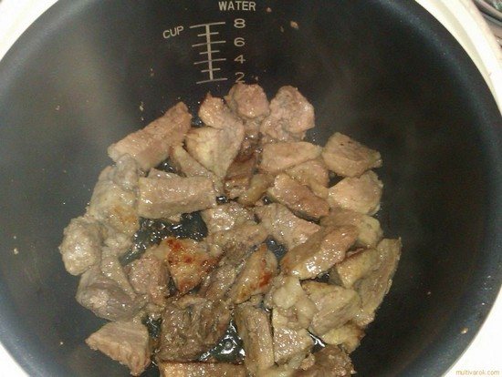 Когда масло прогреется, выложим свинину