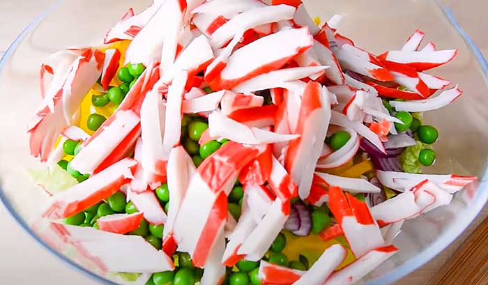 Крабовые палочки нарезать