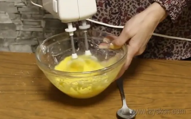 Крем - очень важная составляющая королевского торта с безе.