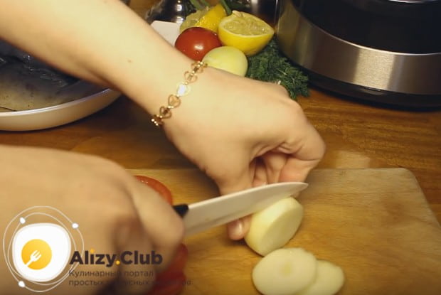 Кружочками нарезаем также луковицу.