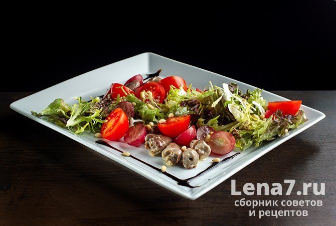 Легкий салат из куриных сердечек с виноградом, помидорами черри и кедровыми орехами