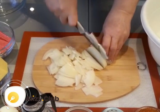 Лук режем полукольцами.