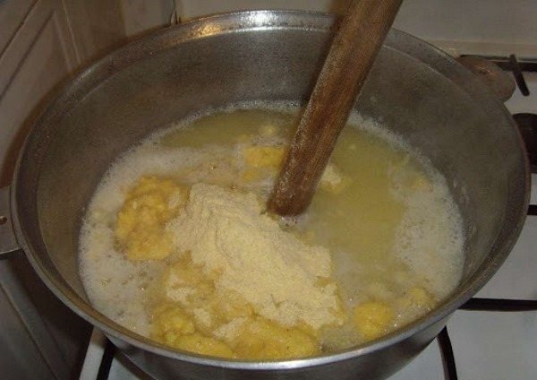 Мамалыга. Рецепт из кукурузной крупы, муки по-молдавски, абхазски, грузински в мультиварке, горшочке, с сыром, брынзой, сулугуни