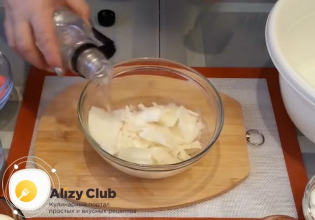 Маринуем лук с использованием сахара, соли и уксуса.