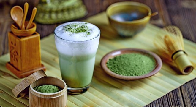 Матча латте и приборы для чайной церемонии