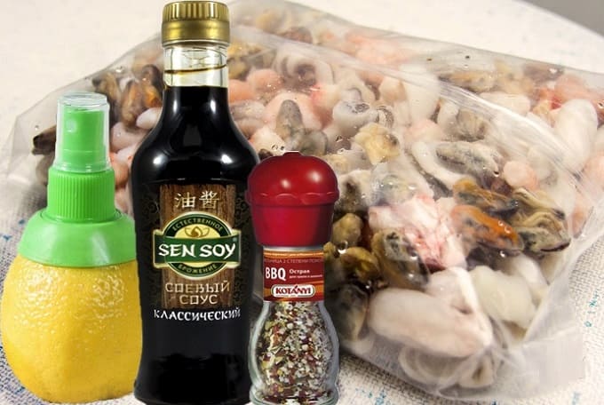 морской коктейль на сковороде