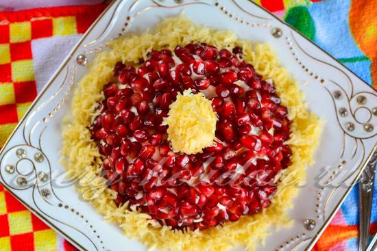 На верхушке установить помпон