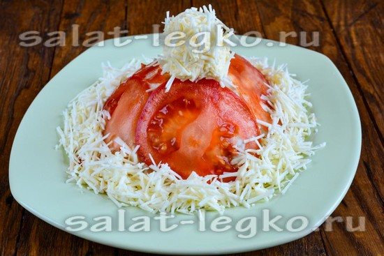 На верхушку положить бубончик из сыра