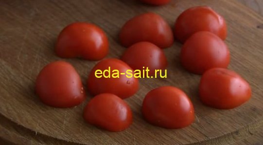 Нарезаем помидоры для украшения салата с ананасами и ветчиной