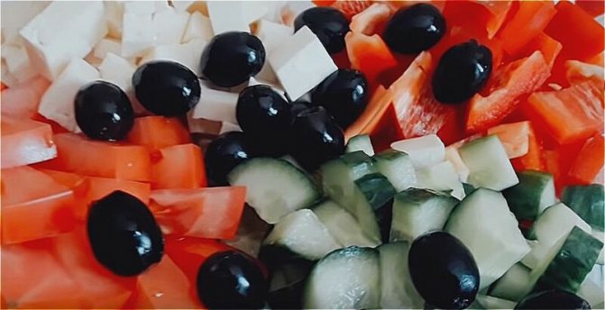 нарезаем продукты для греческого салата с пекинской капустой