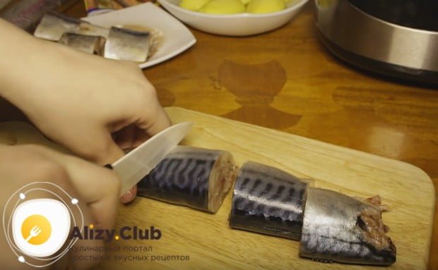 Нарезаем скумбрию на порционные кусочки.