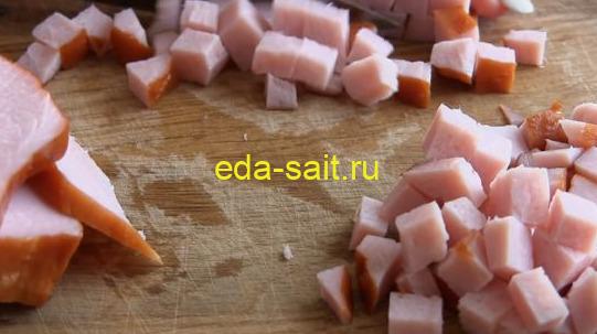 Нарезаем ветчину для салата с ананасами