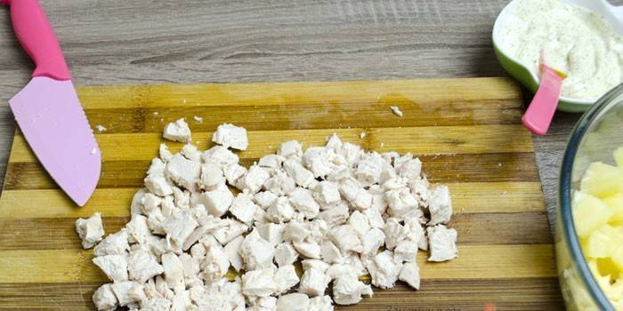 Нарезанное кубиками отварное куриное филе